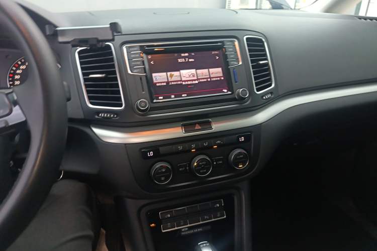 Used Volkswagen Sharan 2018 380TSI Comfort Edition 6-Seater Audio And AC Panel