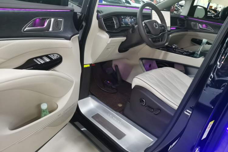 Used Denza D9 2024 DM-i 1050 Luxury Model
