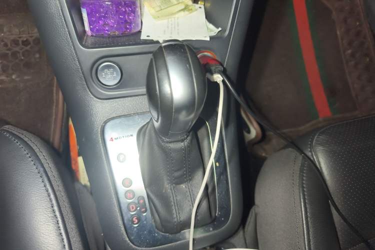 Used Volkswagen Tiguan 2015 2.0 TSI Automatic All-Wheel Drive Luxury Edition Gear Lever