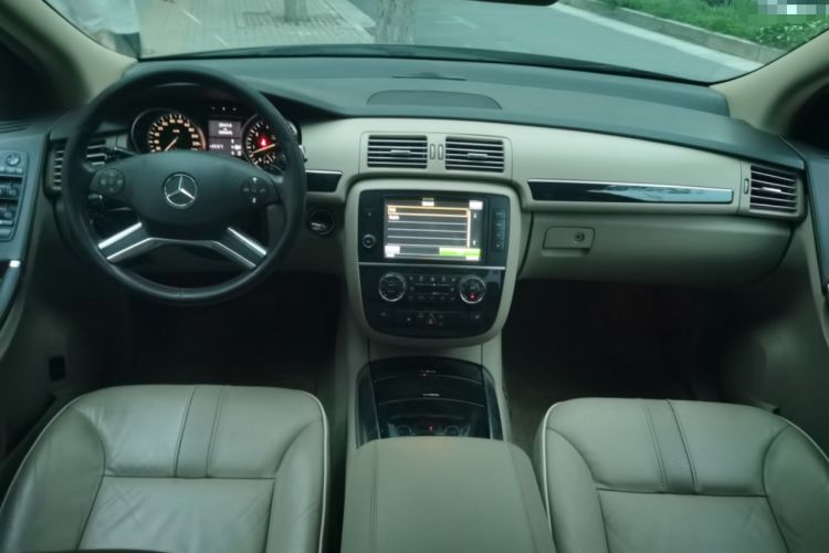 Used Mercedes-Benz R-Class 2017 R 320 4MATIC Business Edition Prestige Model Center Console