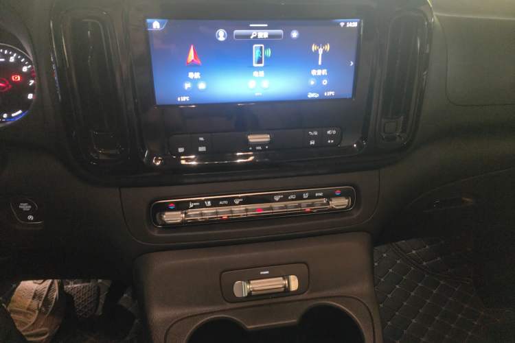 Used Mercedes-Benz Vito 2024 2.0T Elite Version 9 Seats Audio And AC Panel