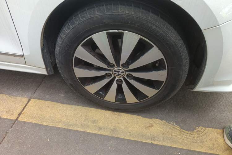 Used Volkswagen Sagitar 2017 230TSI Automatic Comfort Version Right Front Wheel Hub