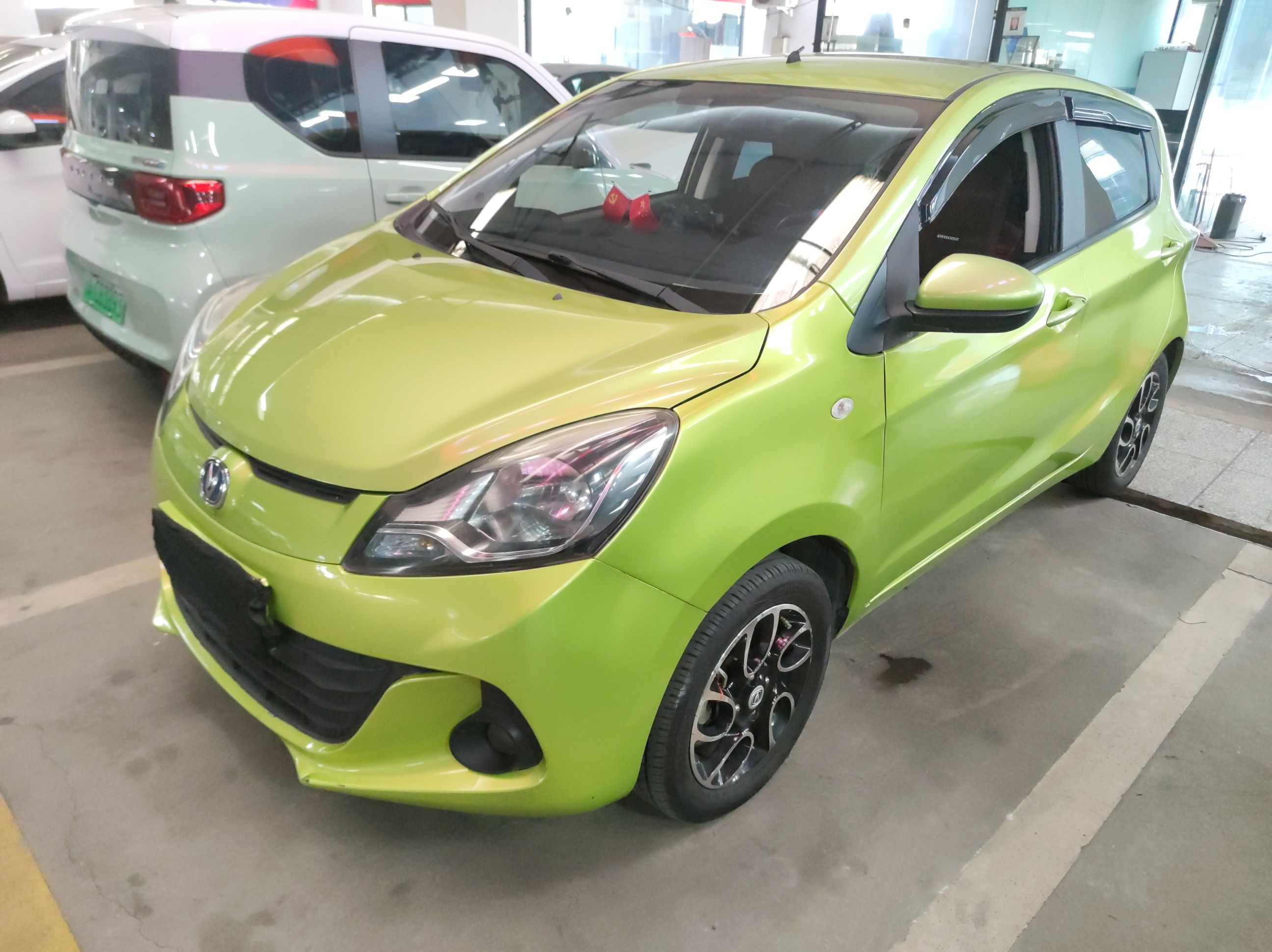 تحت مقدمة السيارة