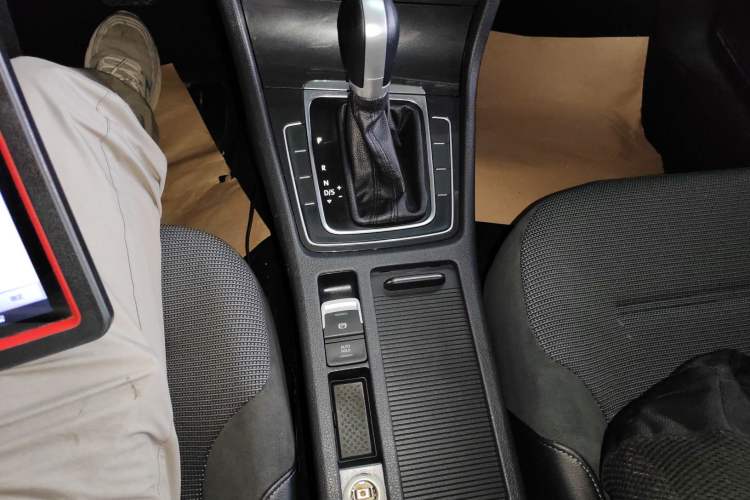 Used Volkswagen Golf 2018 1.6L Automatic Comfort Model Gear Lever