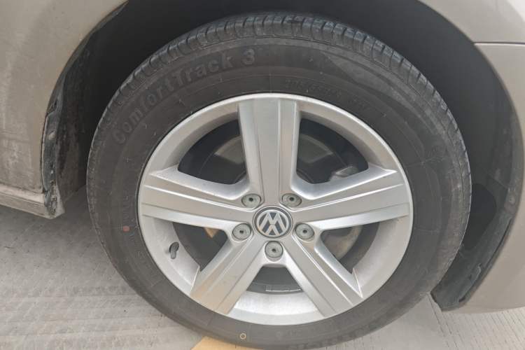 Used Volkswagen Golf 2014 1.6L Automatic Comfort Model Right Front Wheel Hub