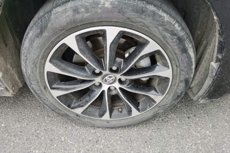 Used Toyota Avalon 2022 2.0L Luxury Edition Right Front Wheel Hub