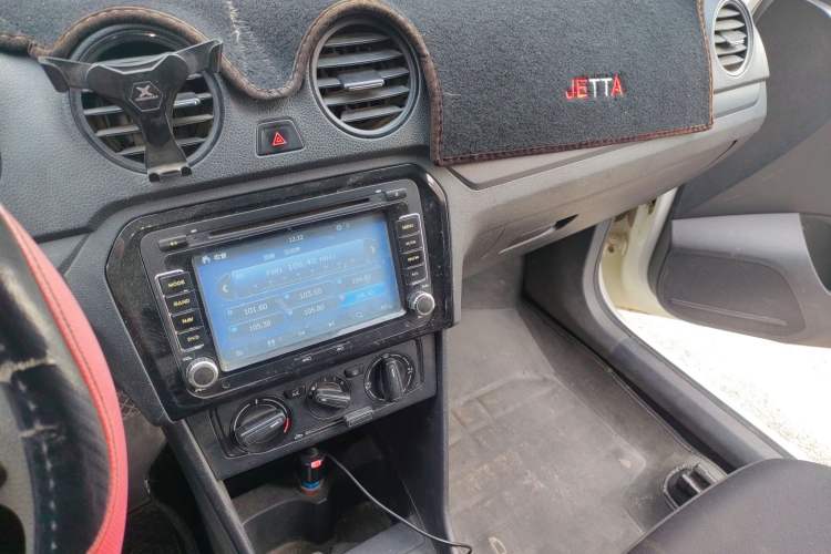 Used Volkswagen Jetta 2015 Zhuihui Edition 1.4L Manual Fashion Model