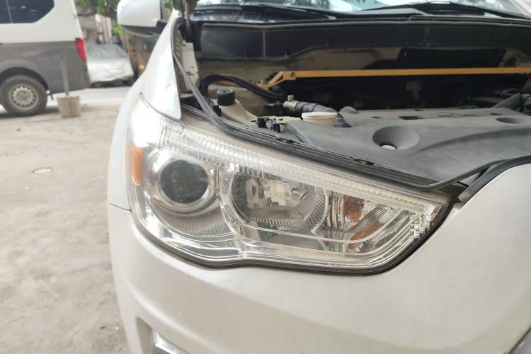 Used Mitsubishi ASX 2013 2.0L CVT Two-Wheel Drive Tech Edition Right Front Headlight