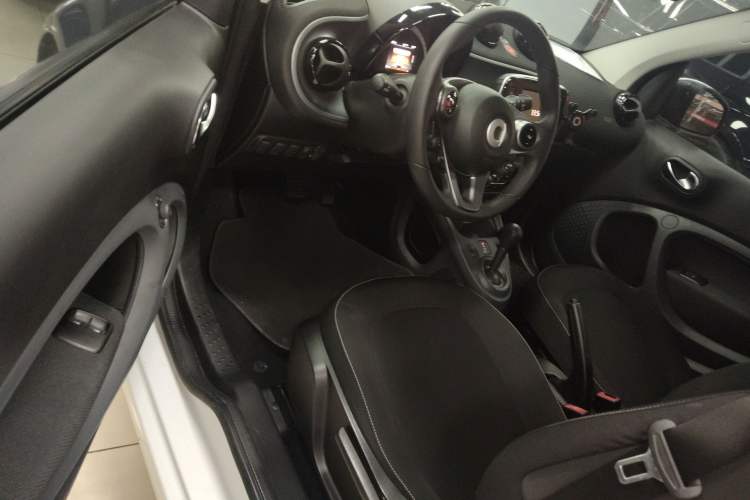 Used smart fortwo 2019 0.9T 66kW Hardtop Engine Version China VI Emission Standard
