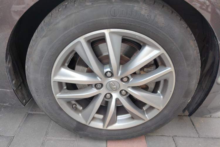 Used Infiniti Q50 2014 3.7L Luxury Edition Right Front Wheel Hub