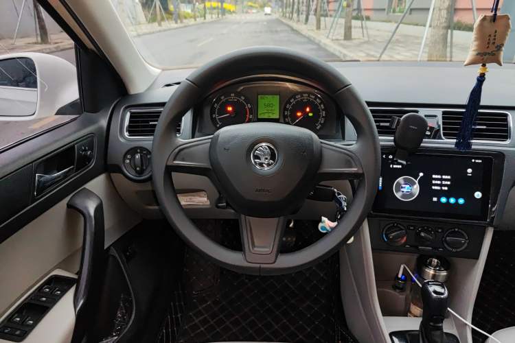 Used Skoda Rapid 2015 1.6L Automatic Smart Selection Model
