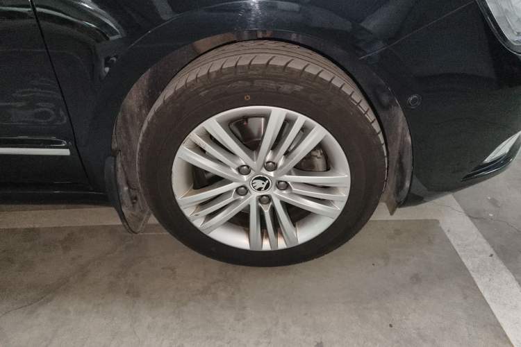 Used Skoda Superb 2013 1.8TSI Automatic Yashi Edition Right Front Wheel Hub