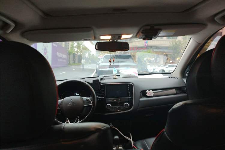 Used Mitsubishi Outlander 2019 2.0L Two-Wheel Drive Comfort Edition 5 Seats China VI Standard Headliner