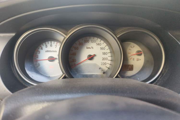 Used Nissan Livina 2010 Jingyue Edition 1.6L Manual All-Around Model
