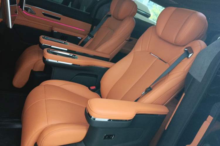 Used Geely Galaxy LEVC L380 2024 140-Degree 6-Seater All-Wheel-Drive Ultra