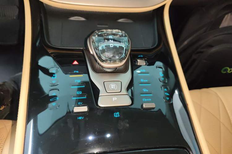 Used Denza D9 2022 DM-i 970 Four-Wheel Drive Flagship Model Gear Lever