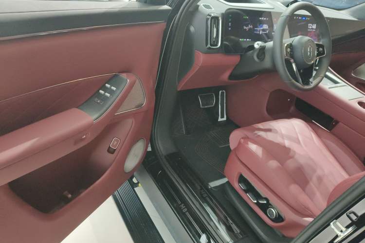 Used Hima AITO M8 2025 Model Pure Electric Max+ Six-Seat Four-Wheel-Drive Version