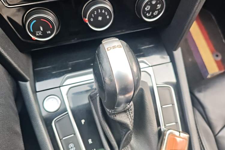 Used Volkswagen Magotan 2019 330TSI DSG Leading Edition China V Standard Gear Lever