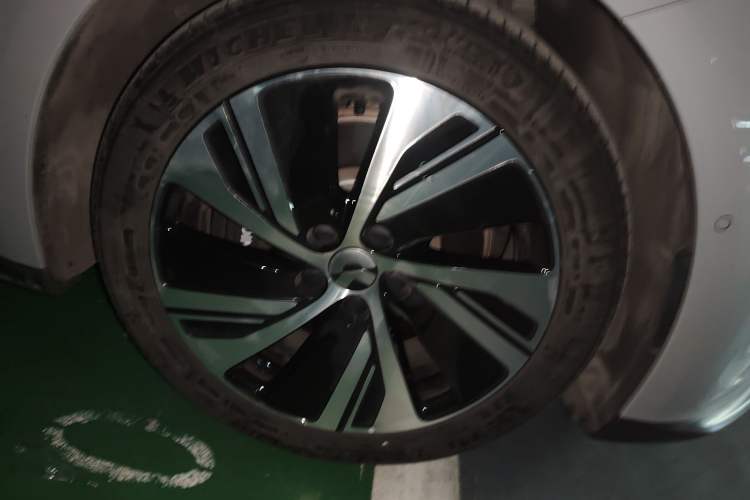 Used Nio ET5 2024 75 kWh Right Front Wheel Hub