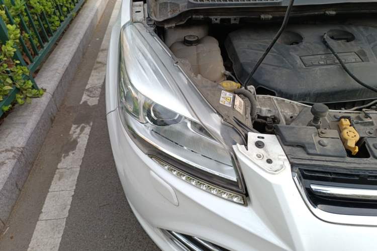 Used Ford Kuga 2015 2.0L GTDi Four-Wheel-Drive Sport Model Right Front Headlight