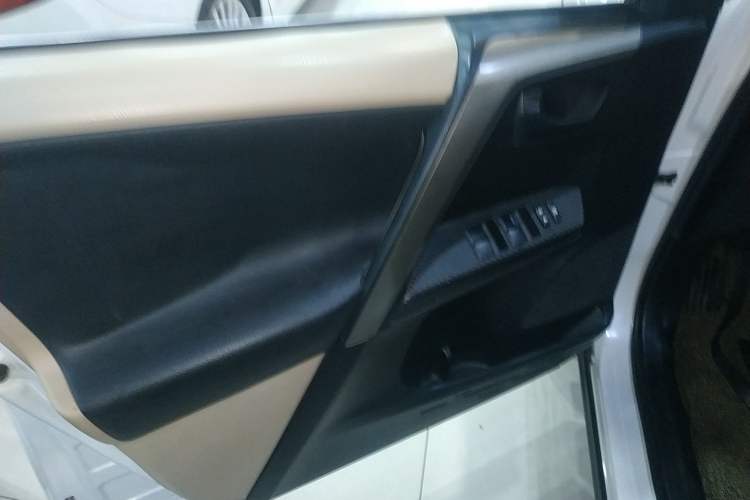 Used Toyota RAV4 2015 2.0L CVT Two-Wheel Drive Urban Edition
