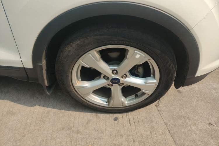 Used Ford Kuga 2017 EcoBoost 180 Two-Wheel-Drive Platinum Edition Right Front Wheel Hub