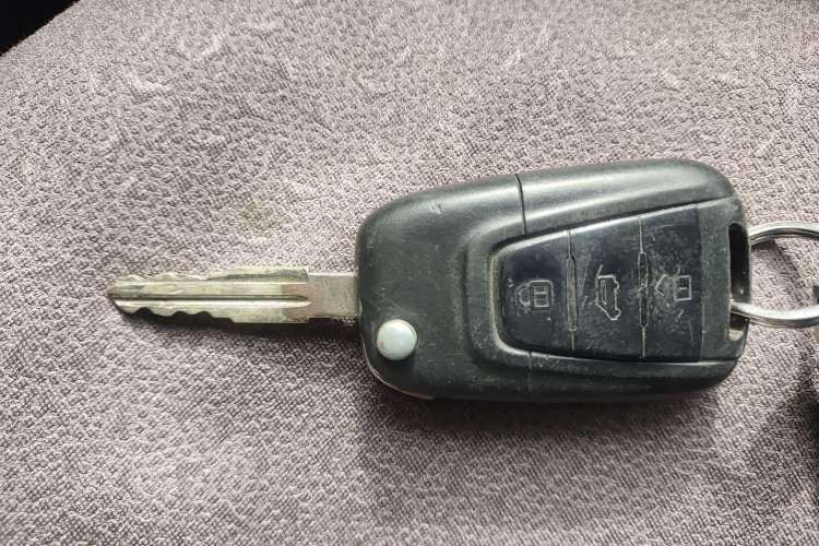 Used SAIC MAXUS Xintu V80 2014 2.5T Aotuntong Short Wheelbase Mid-Roof Model