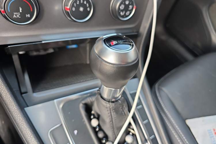 Used Volkswagen Golf 2016 1.6L Automatic Fashion Model
