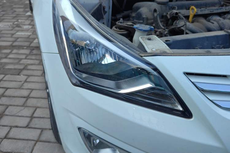 Used Hyundai Verna Ray 2016 1.4L Manual Leading GLX Model Right Front Headlight