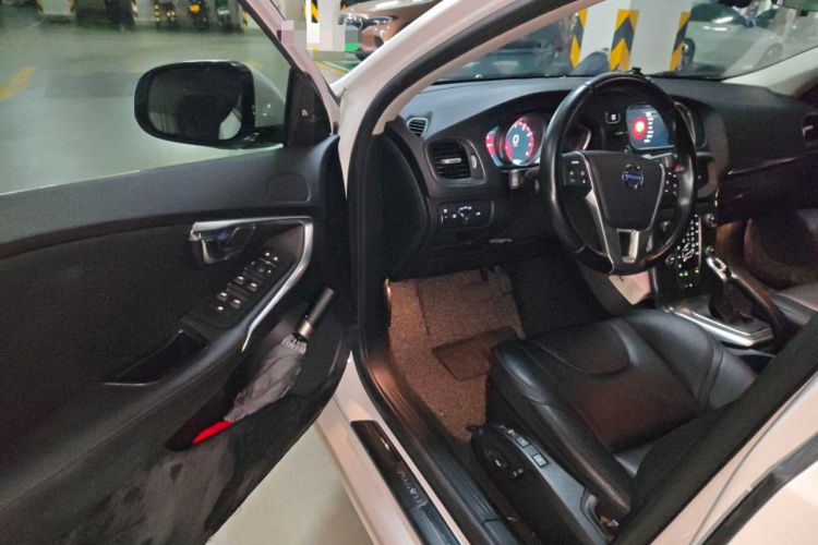 Used Volvo V40 2015 1.6T Zhiya Edition
