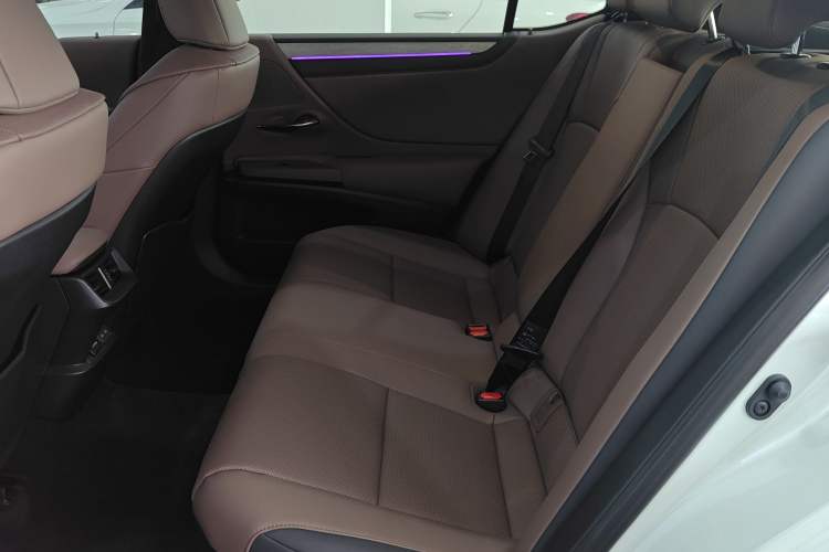 Used Lexus ES 2025 300h Deluxe Edition
