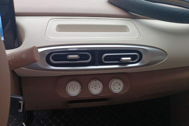 Used Wuling Hongguang MINIEV 2025 Four-Door Version Advanced Edition Audio And AC Panel