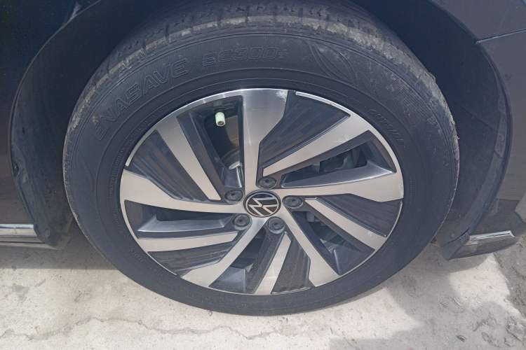 Used Volkswagen Magotan GTE Plug-in Hybrid 2020 GTE Luxury Model Right Front Wheel Hub