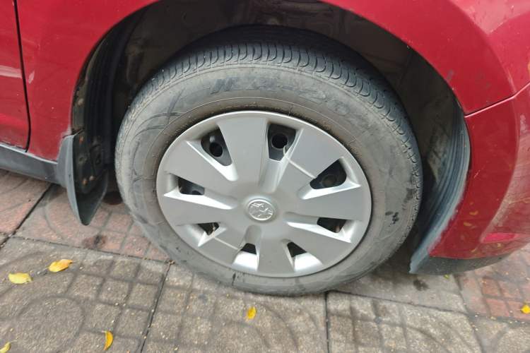 Used Venucia R50 2012 1.6L Manual Comfort Edition Right Front Wheel Hub