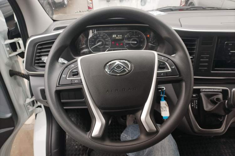 Used SAIC MAXUS Xintu V80 2024 Aotong Value Edition 6AMT Short Wheelbase Mid-Roof Model 127 Ps 5/6 Seats
