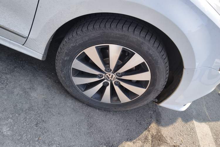 Used Volkswagen Sagitar 2018 1.6L Automatic Comfort Model Right Front Wheel Hub