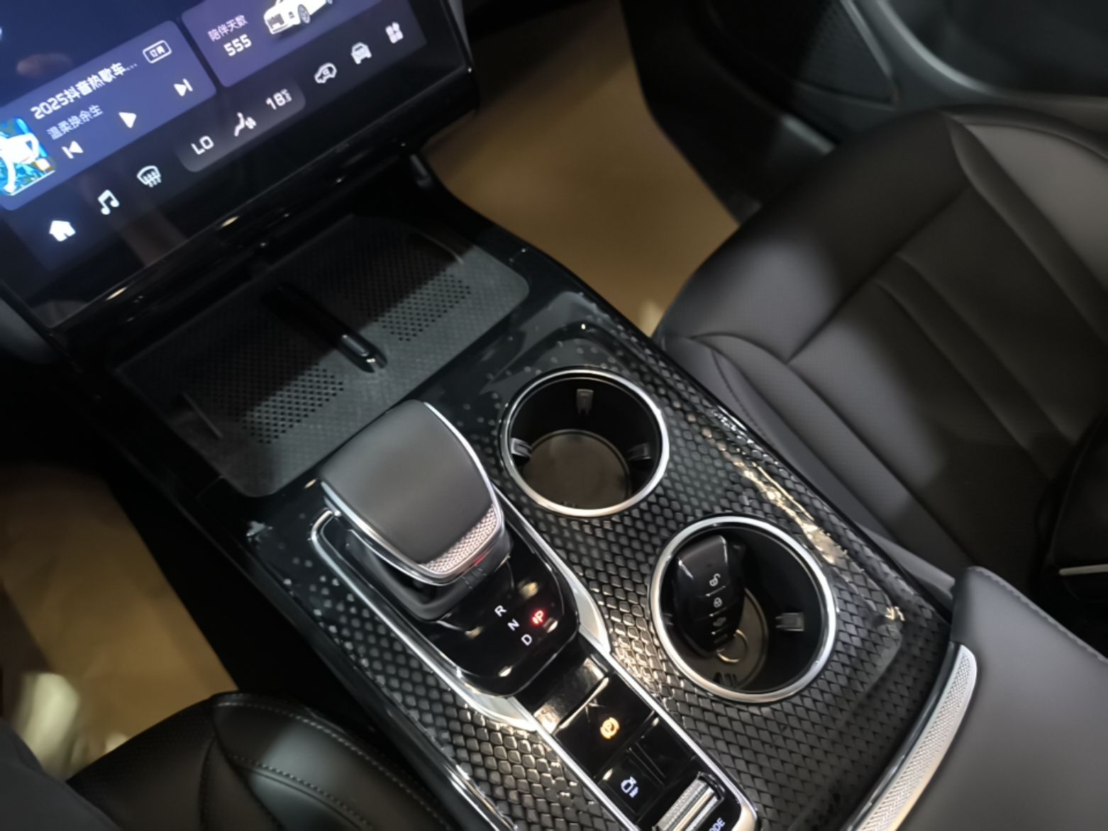 Hongqi HS3 PHEV 2024 PHEV 115km Jingwei Edition — снимка 16