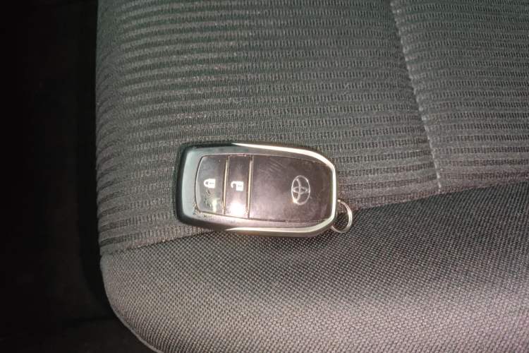 Used Toyota RAV4 2016 2.0L CVT Two-Wheel Drive Fashion Edition China V Standard Vehicle Key