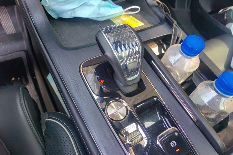 Used GAC Trumpchi GS8 2022 Dual-Engine Series 2.0TM Two-Wheel Drive Prestige Edition (7 Seats) Gear Lever