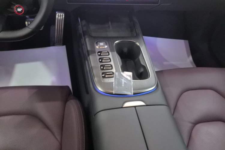 Used Xiaomi Auto SU7 2024 Four-Wheel Drive Ultra-Long Range Advanced Intelligent Driving Max Edition
