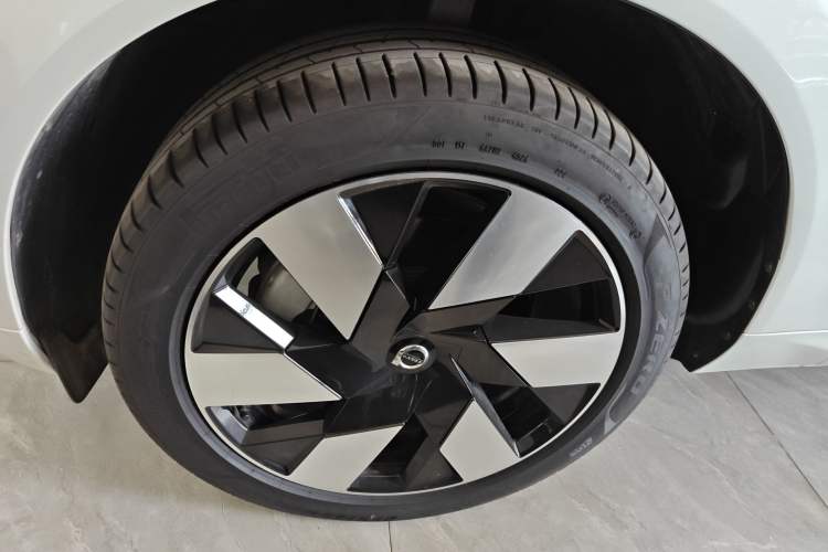 Used Volvo XC60 New Energy 2025 Plug-in Hybrid Long-Range All-Wheel Drive Smart Luxury Edition Left Front Wheel Hub