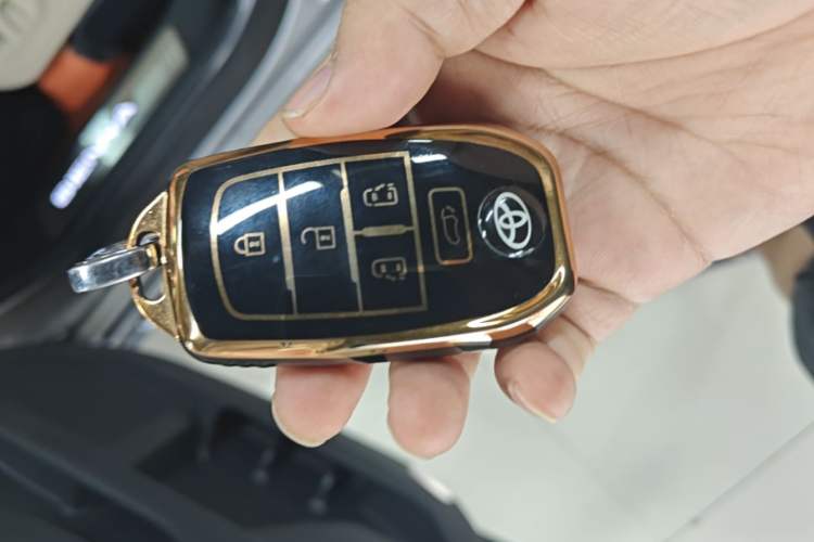 Used Toyota SIENNA 2023 2.5L Hybrid Deluxe Edition