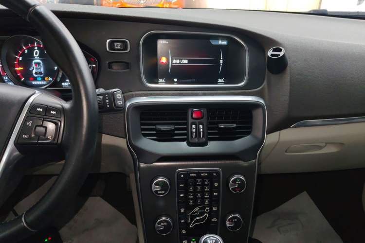 Used Volvo V40 2015 1.6T Zhiya Edition