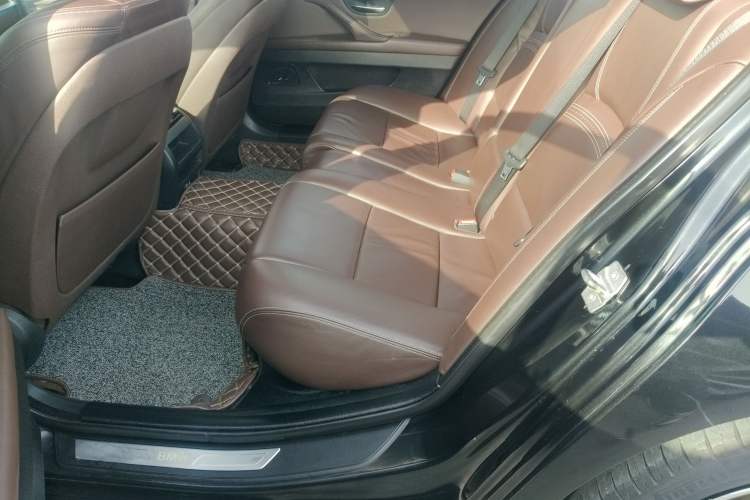 Used BMW 5 Series 2014 525Li Luxury Design Package Left Rear Seat