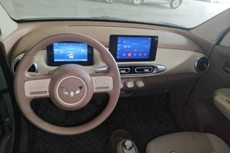 Used Wuling Hongguang MINIEV 2025 Four-Door Version Premium Edition Center Console