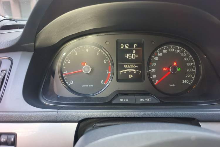 Used Volkswagen Gran Lavida 2013 1.6L Automatic Fashion Model