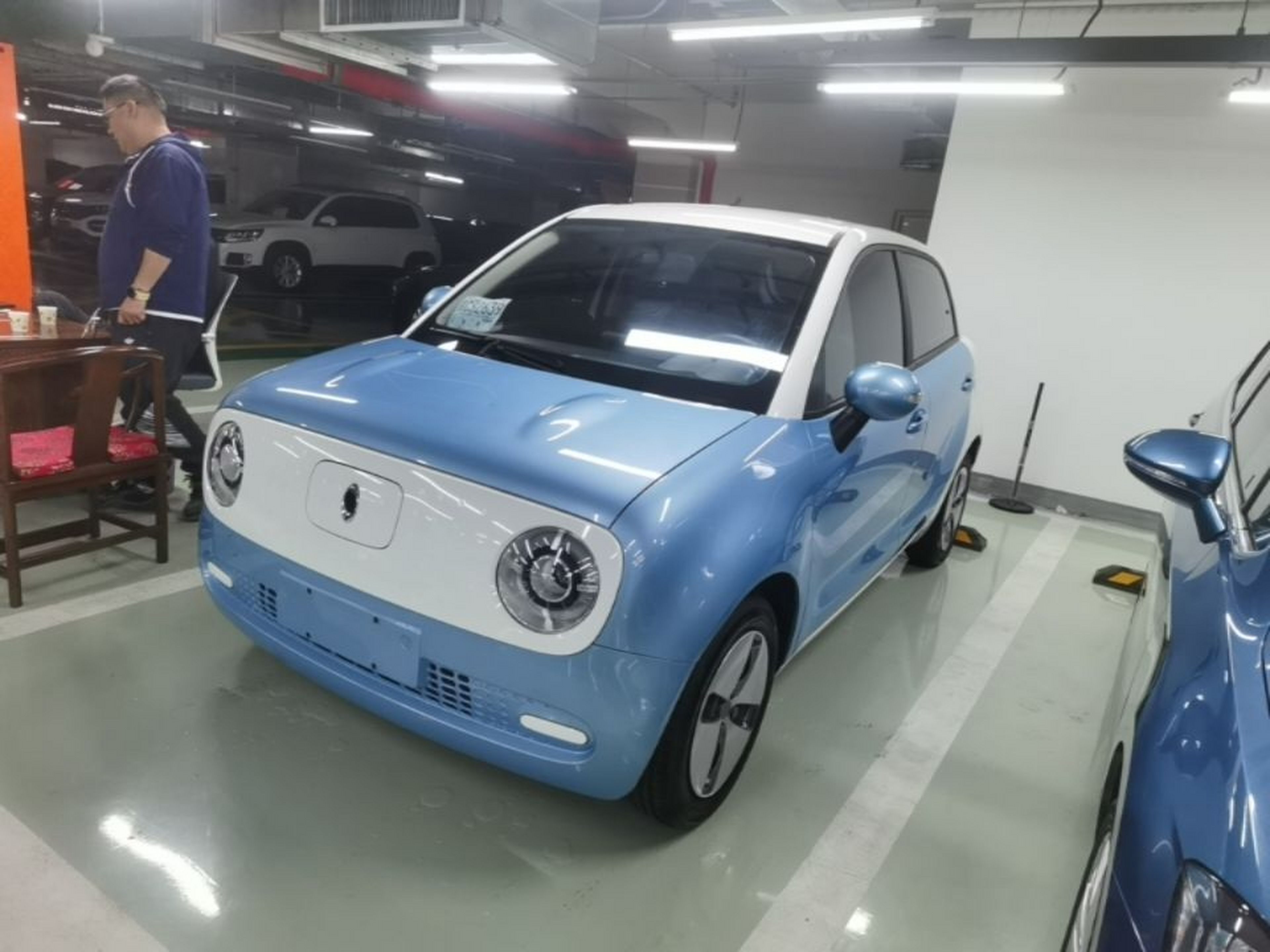 Под передней частью автомобиля