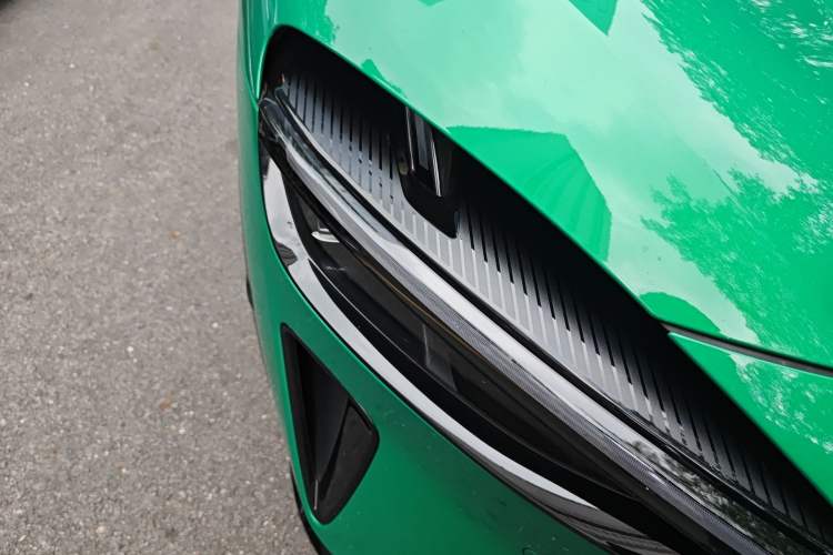 Used Xiaomi Auto YU7 2025 Ultra-Long Range Rear-Wheel Drive Version Right Front Headlight