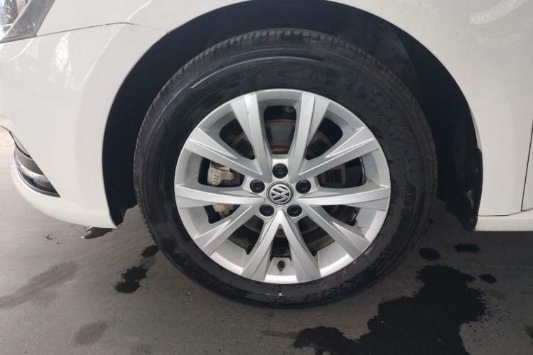 Used Volkswagen Lavida 2017 1.6L Automatic Comfort Edition Left Front Wheel Hub