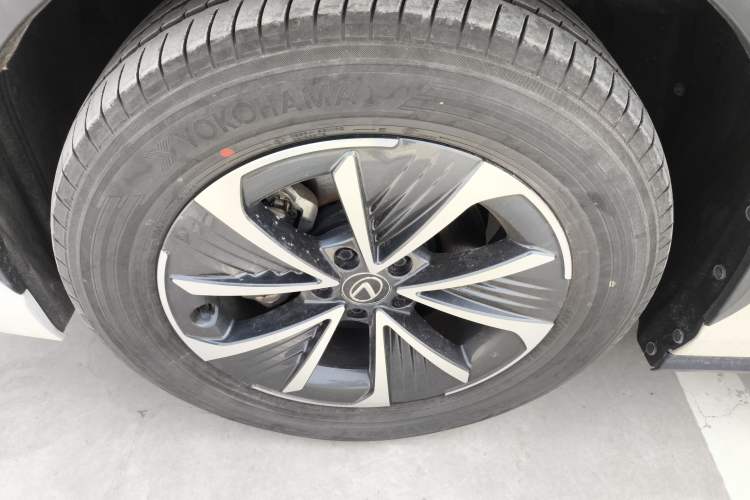 Used Lexus RZ 2023 450e All-Wheel Drive Luxury Edition Left Front Wheel Hub